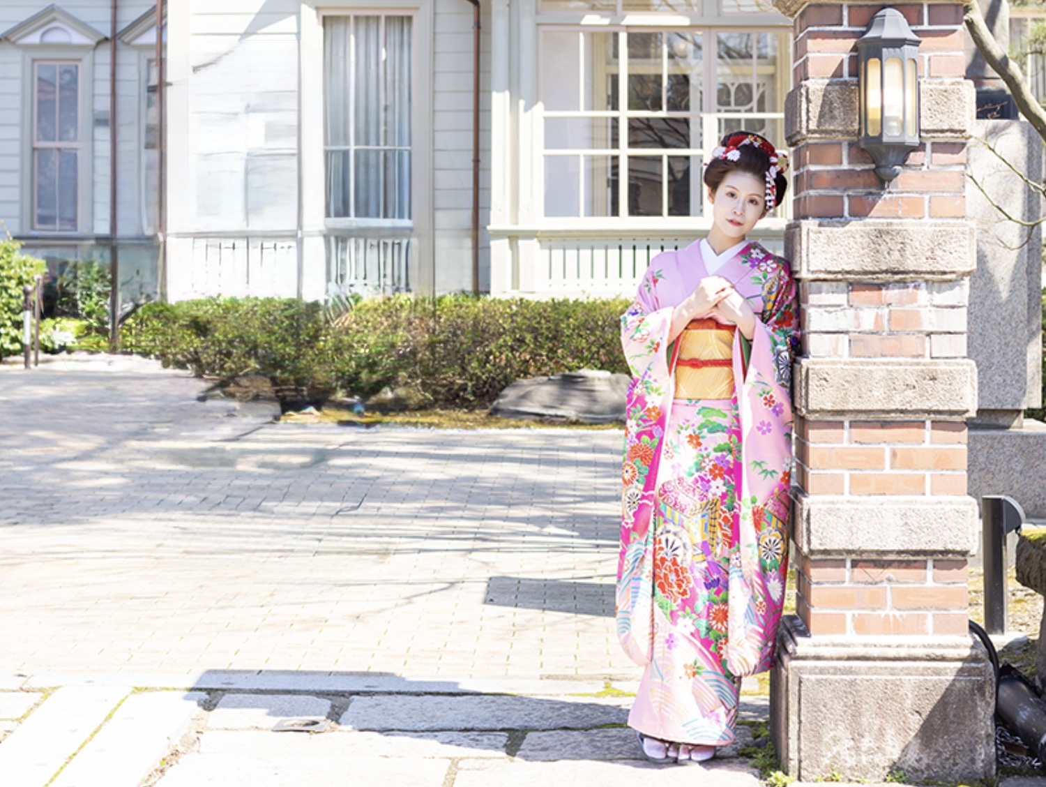 着物姿で上越の街を楽しむ女性