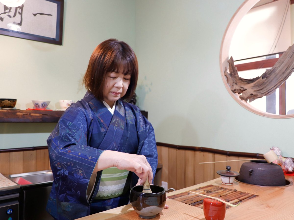 お抹茶じかんで抹茶を点てる店主