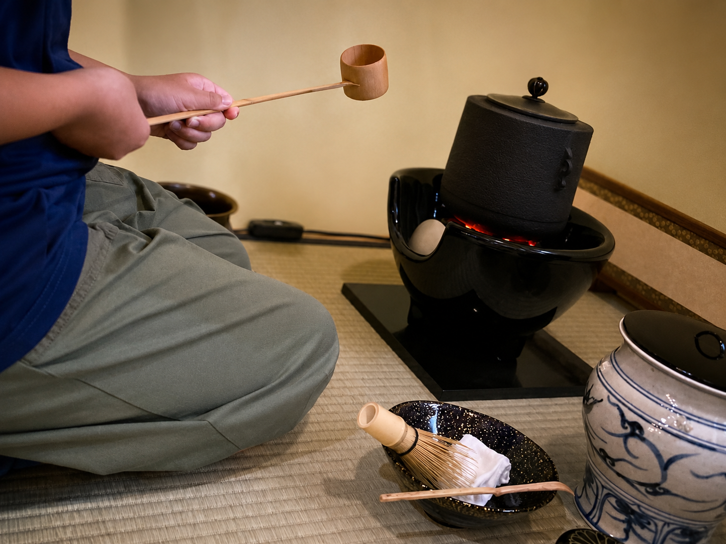 茶室で抹茶を点てる様子