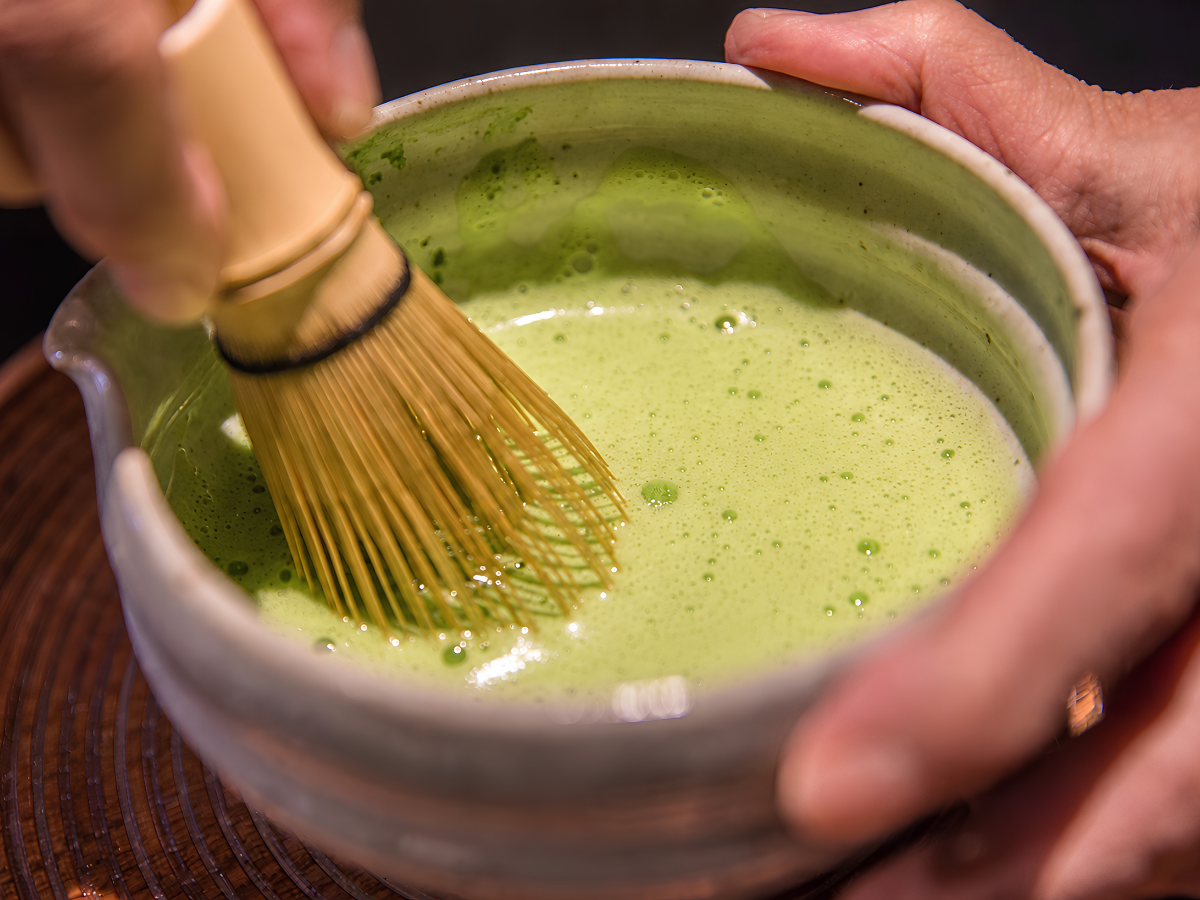 目の前で抹茶を点てる様子