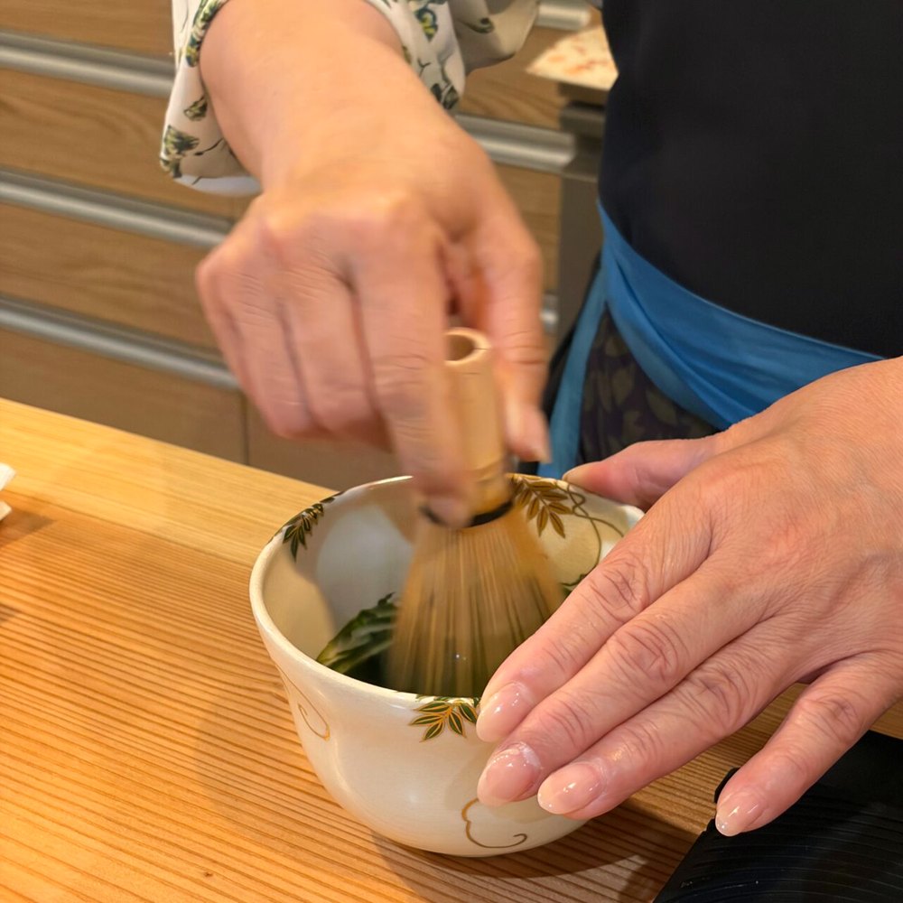 抹茶を点てる様子